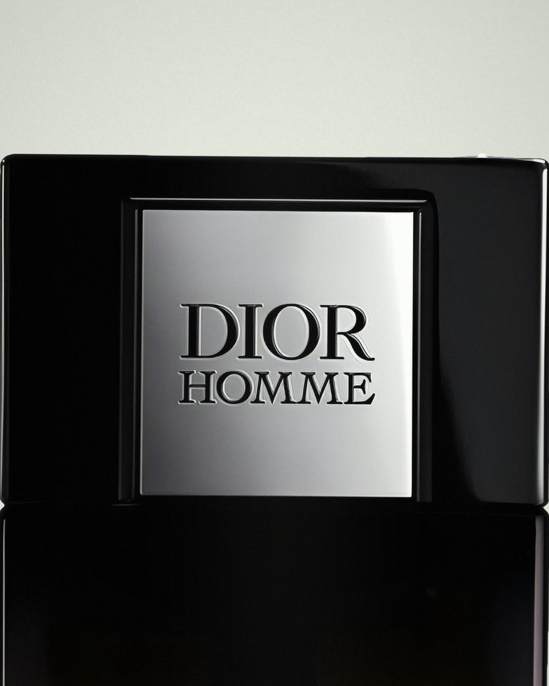 Detalle de la tapa de Dior Homme Parfum de Dior