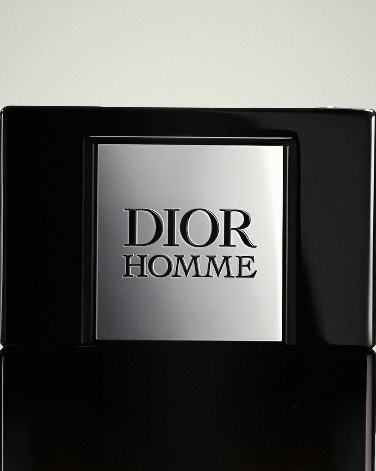 Detalle de la tapa de Dior Homme Parfum de Dior