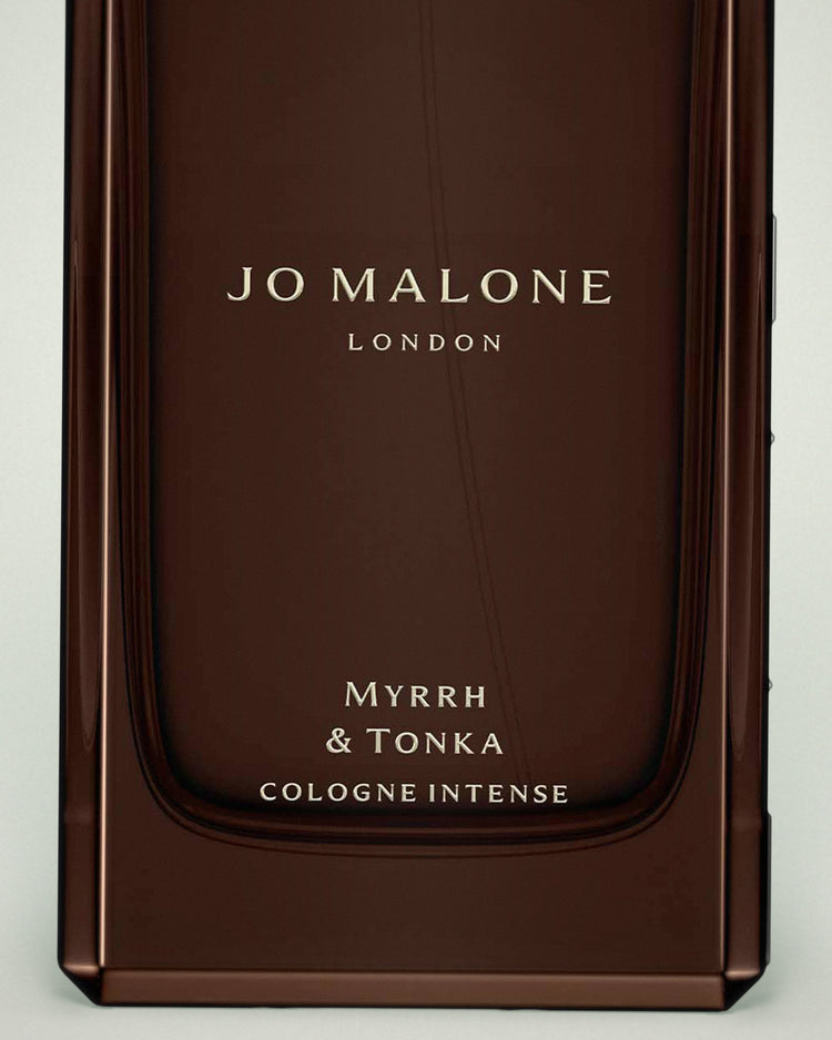 Detalle de la etiqueta de Myrrh & Tonka de Jo Malone