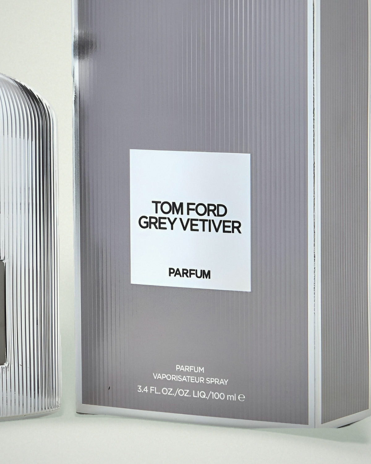Detalle de la caja de Grey Vetiver Parfum de Tom Ford