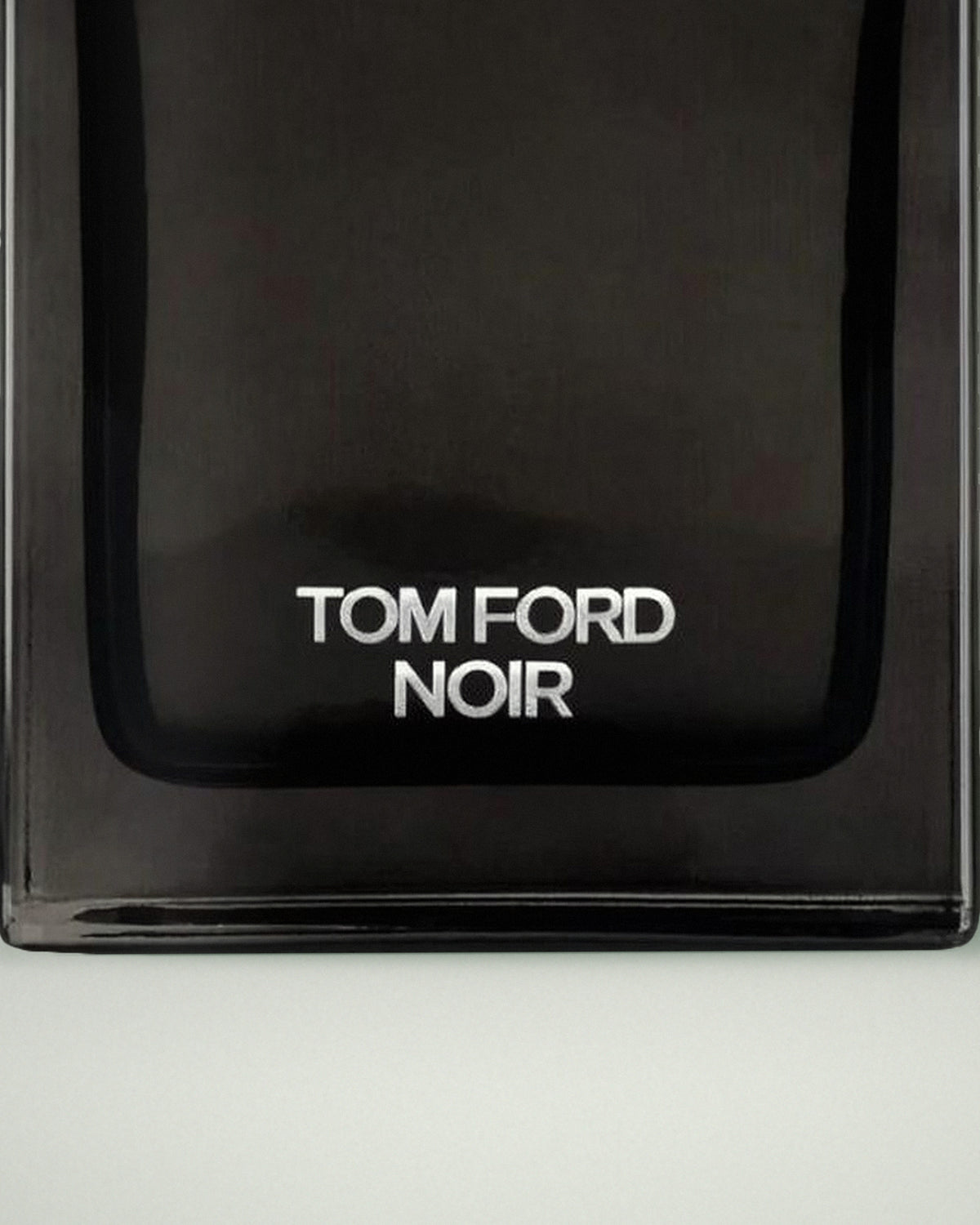 Detalle del frasco de Noir de Tom Ford