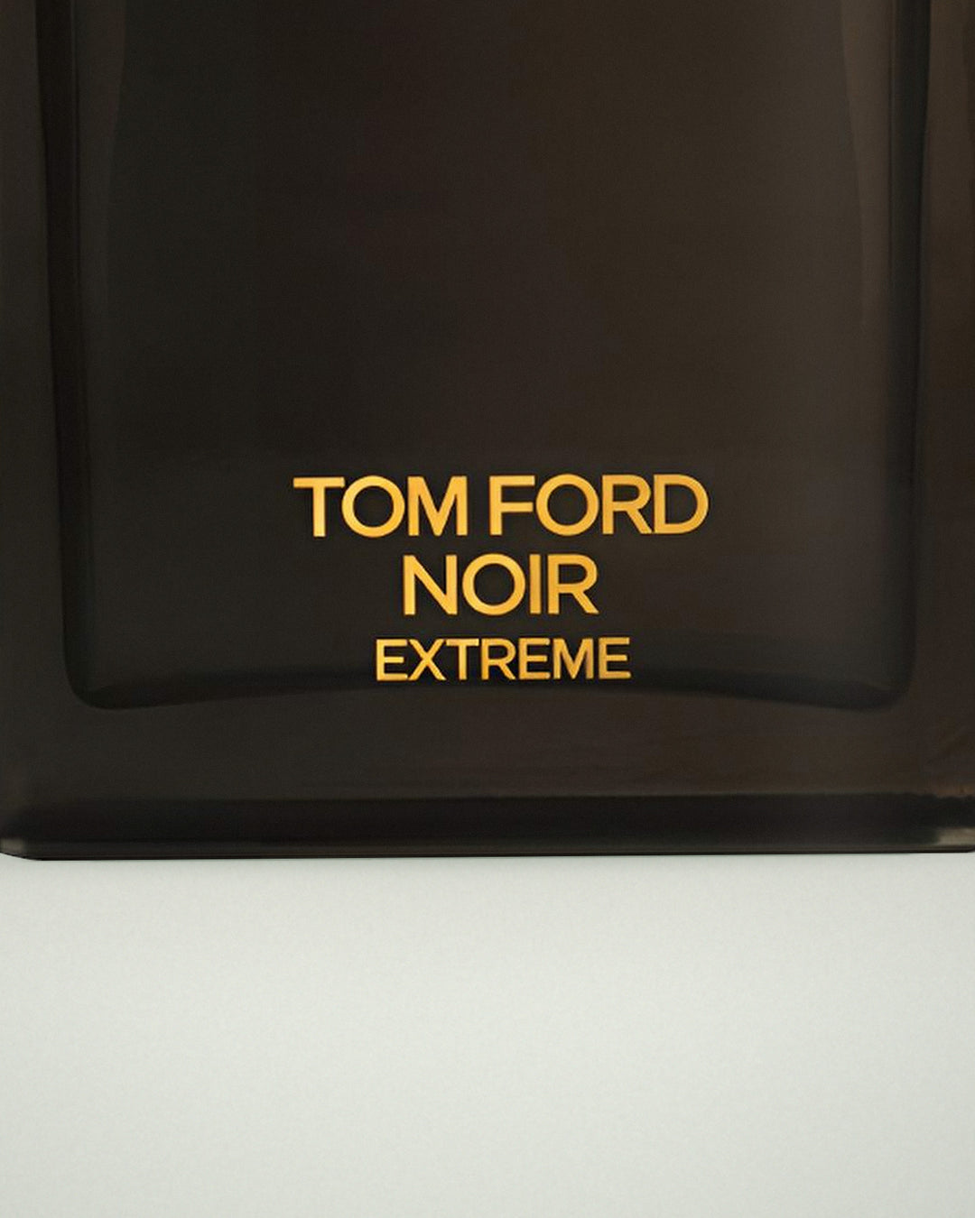 Detalle del frasco de Noir Extreme de Tom Ford