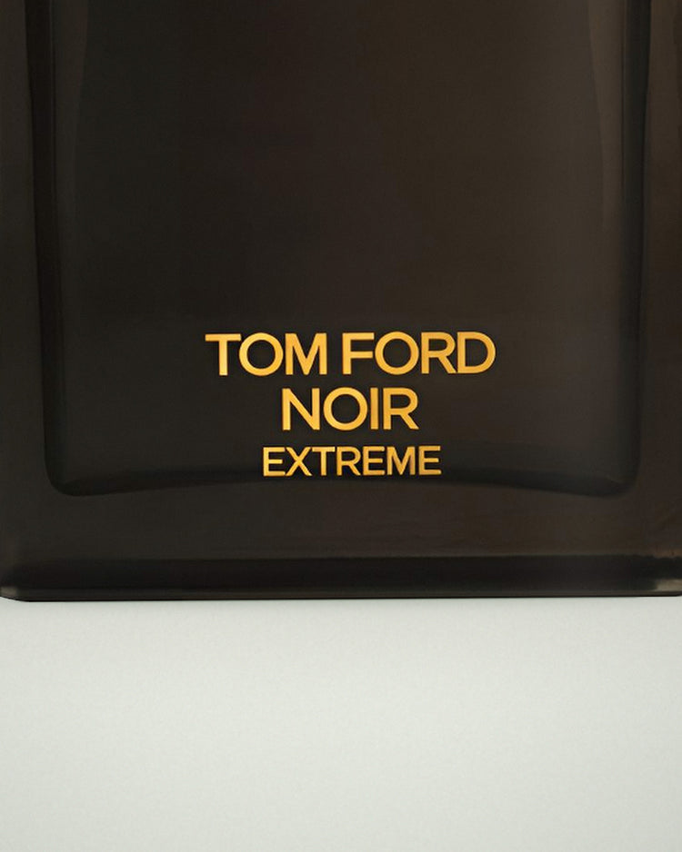 Detalle del frasco de Noir Extreme de Tom Ford