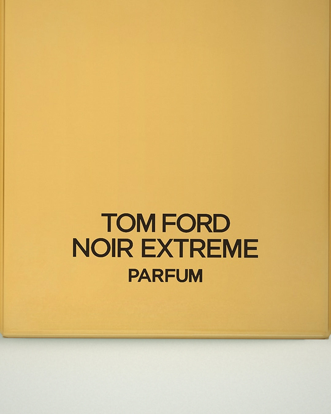 Detalle del frasco de Noir Extreme Parfum de Tom Ford
