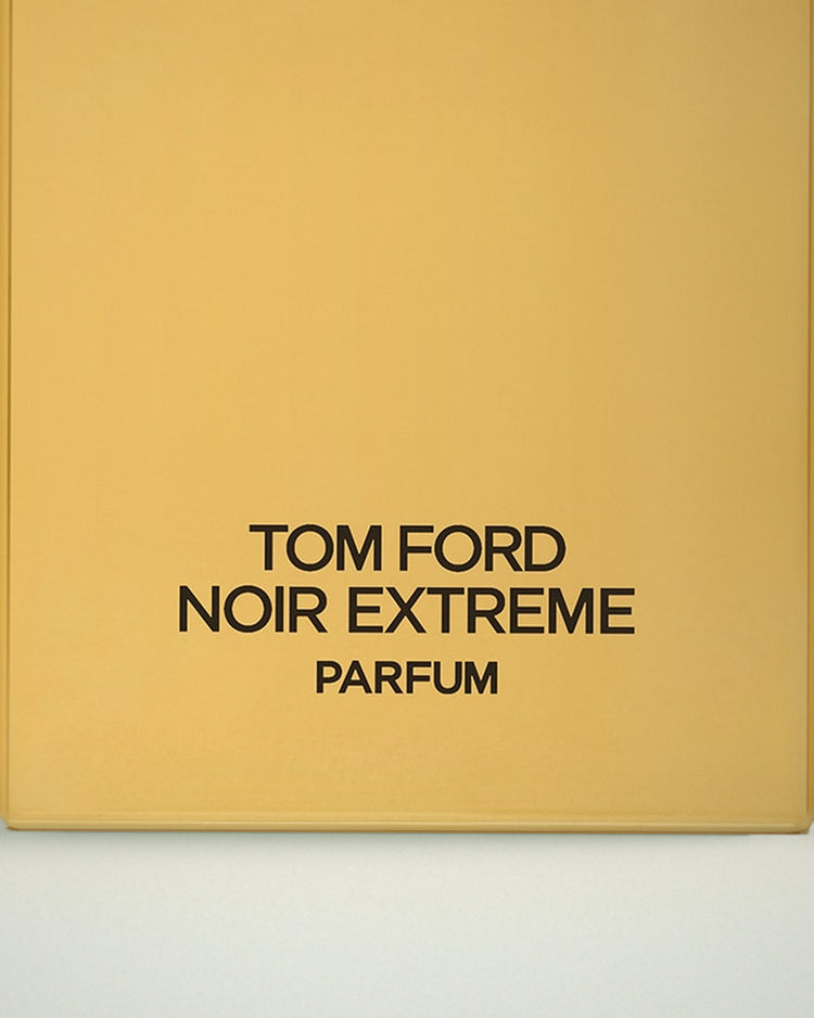 Detalle del frasco de Noir Extreme Parfum de Tom Ford