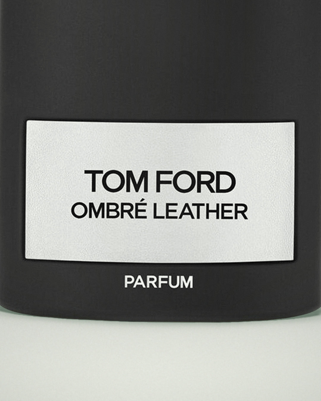 Detalle de la etiqueta de Ombré Leather Parfum de Tom Ford