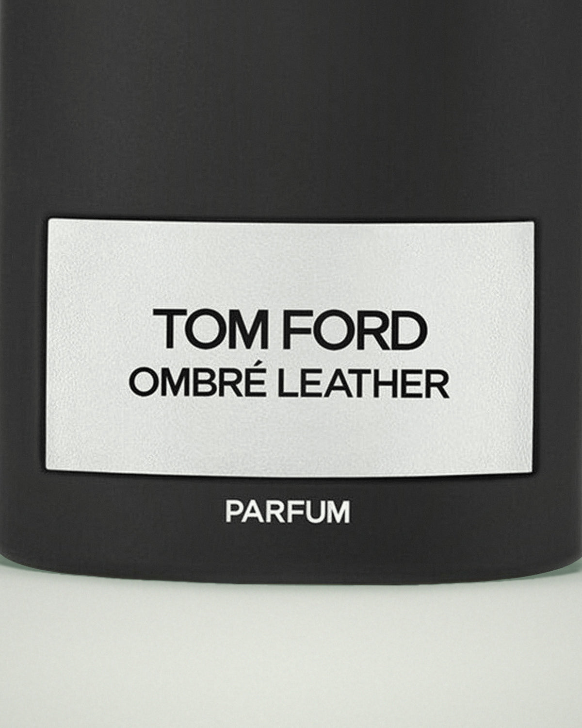 Detalle de la etiqueta de Ombré Leather Parfum de Tom Ford