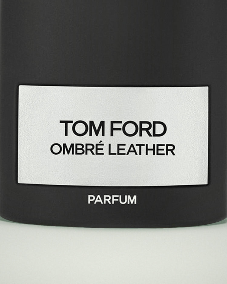 Detalle de la etiqueta de Ombré Leather Parfum de Tom Ford