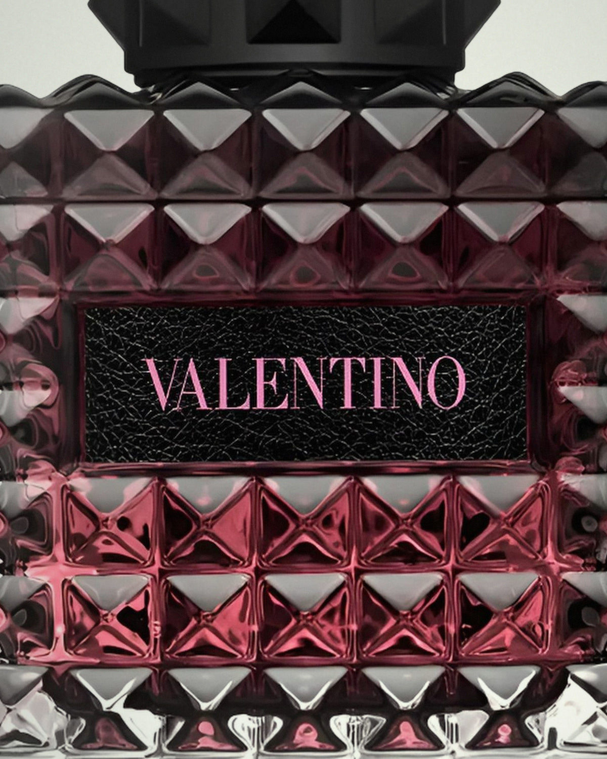 Detalle de la etiqueta de Valentino Donna Born in Roma Intense