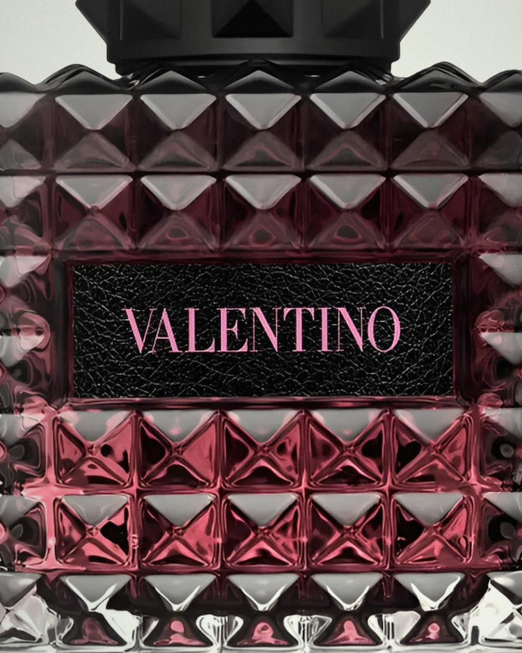 Detalle de la etiqueta de Valentino Donna Born in Roma Intense